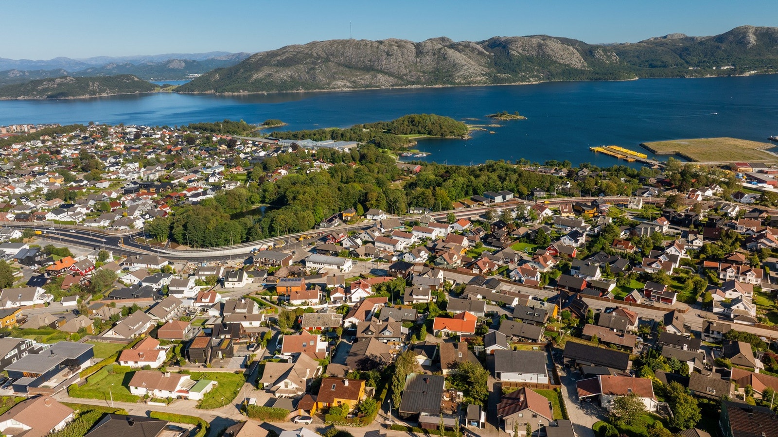 Godt kollektivtilbud i område. Det er hyppige avganger i både nord- og sørgående retning. Fra boligen kan du følge Gamleveien ca. 750 m for å komme til Hinna sentrum. Galleribilde