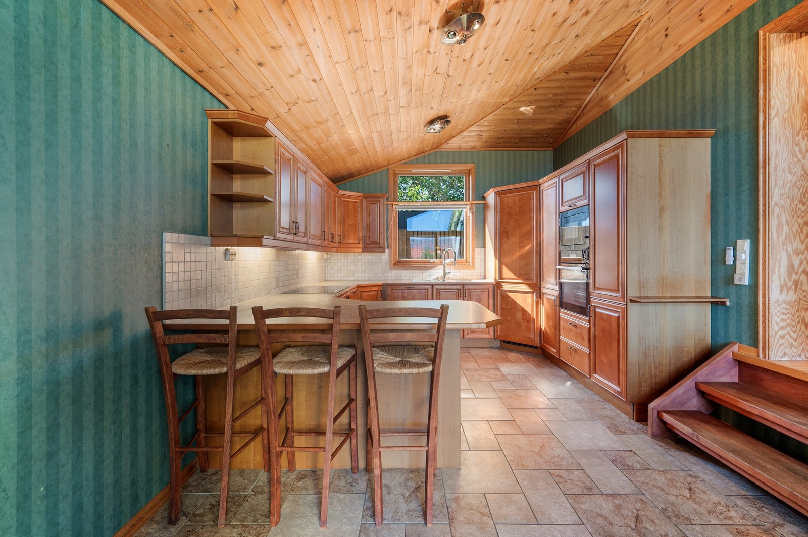 Innholdsrikt kjøkken fra 1997 med laminat benkeplate og profilerte fronter. Galleribilde