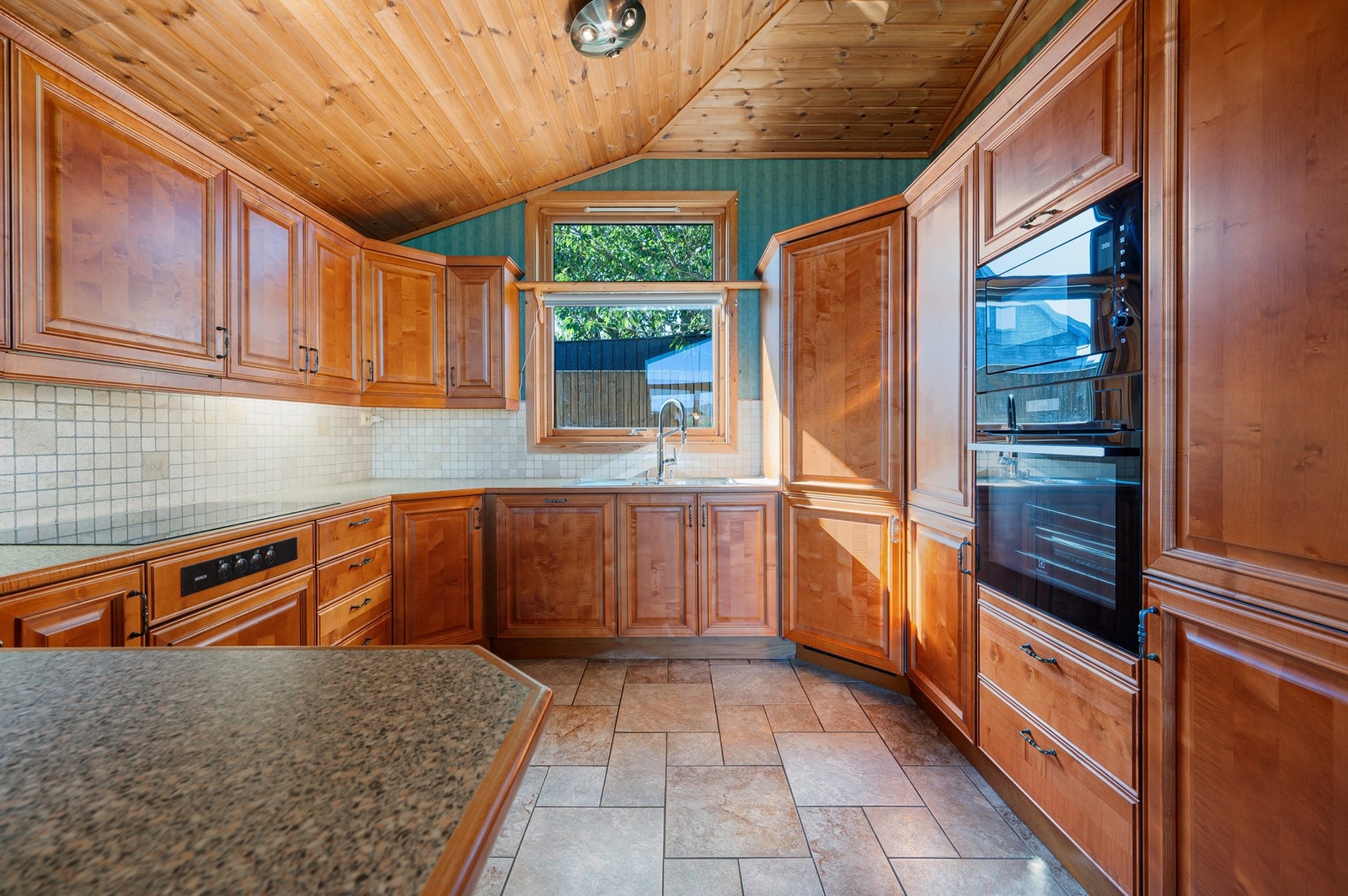 God skap- og benkeplass. Integrerte hvitevarer. Galleribilde