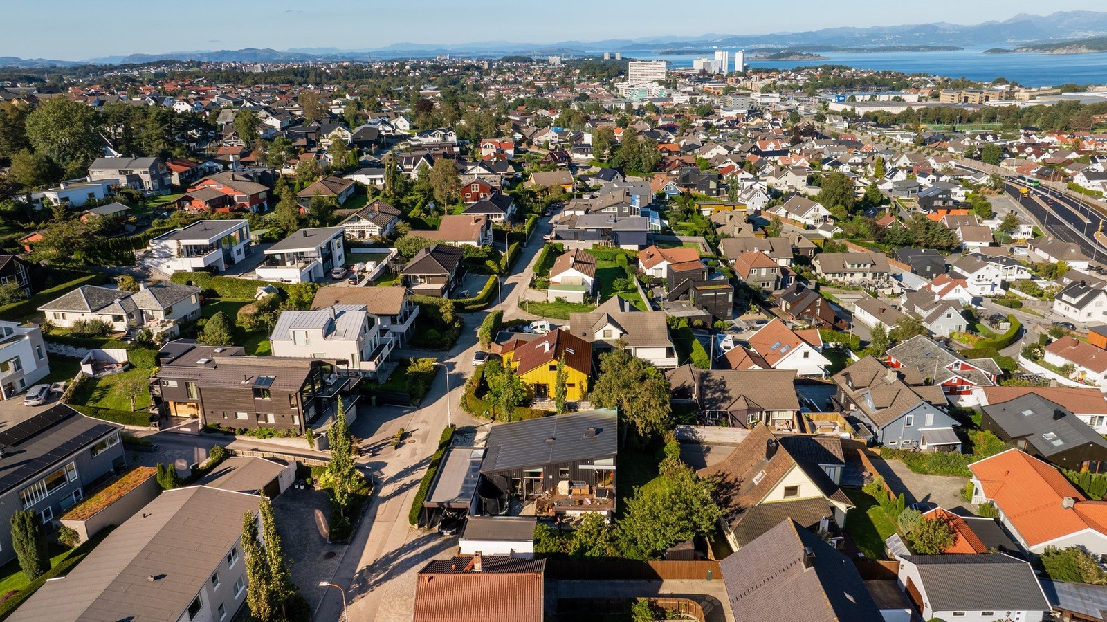 Det er også kort vei til togstasjonen på Mariero og Jåttåvågen, ellers er det flotte sykkelstier i området. For den turglade kan det også nevnes at det er milevis med turstier i frodige Sørmarka eller langs Gandsfjorden. Galleribilde