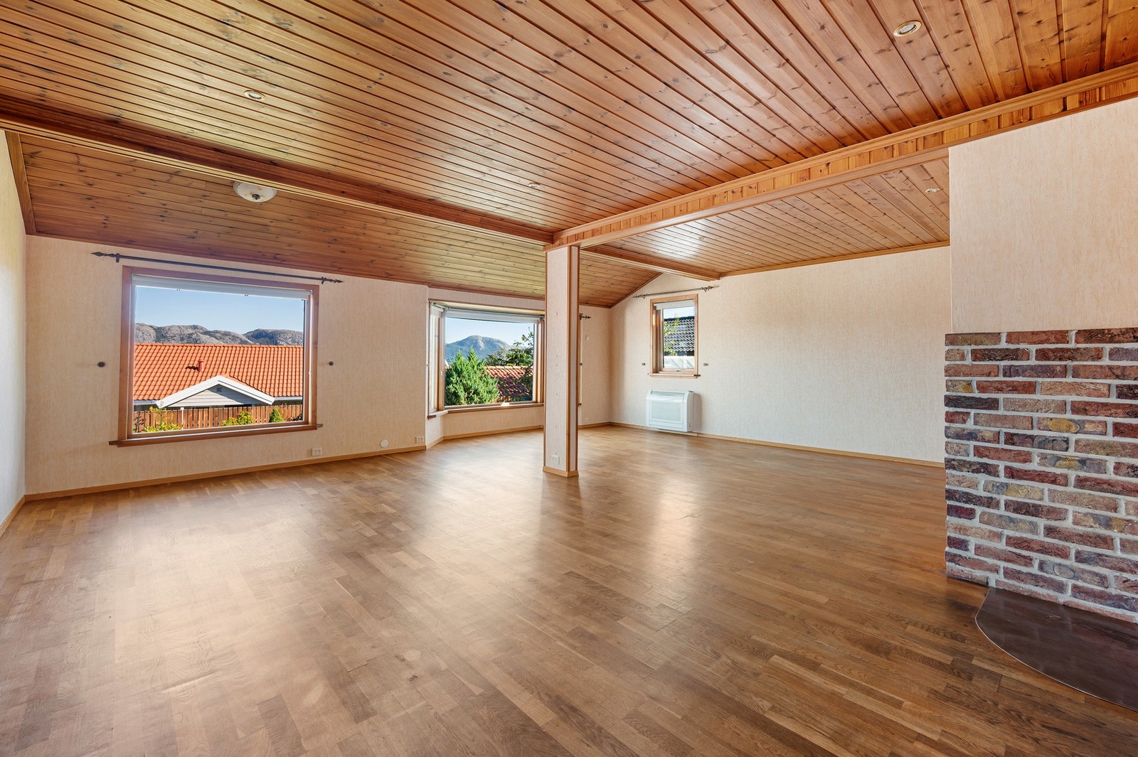 Eiendommen har behov for modernisering og oppgradering, men fremstår som et solid utgangspunkt for deg som ønsker å sette ditt eget preg på hjemmet. Galleribilde