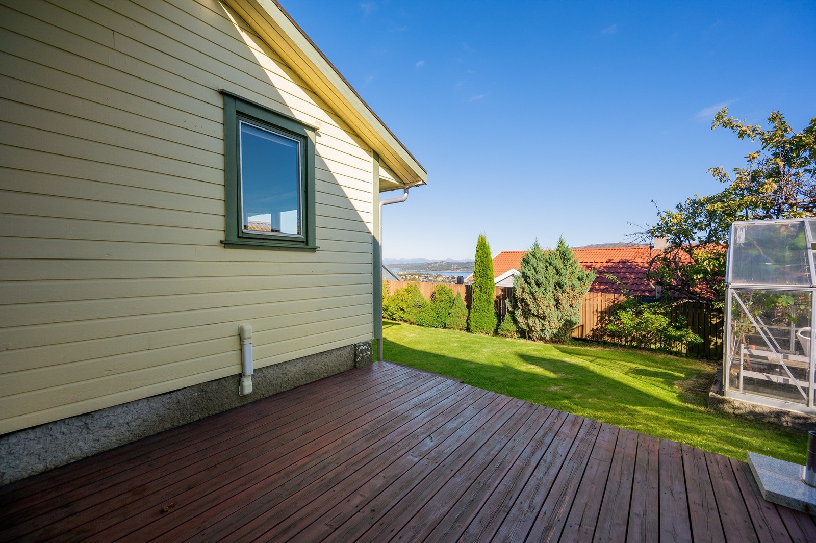 Den solrike terrassen byr på perfekte forhold for avslapning, grilling og hyggelige stunder med familie og venner. Galleribilde