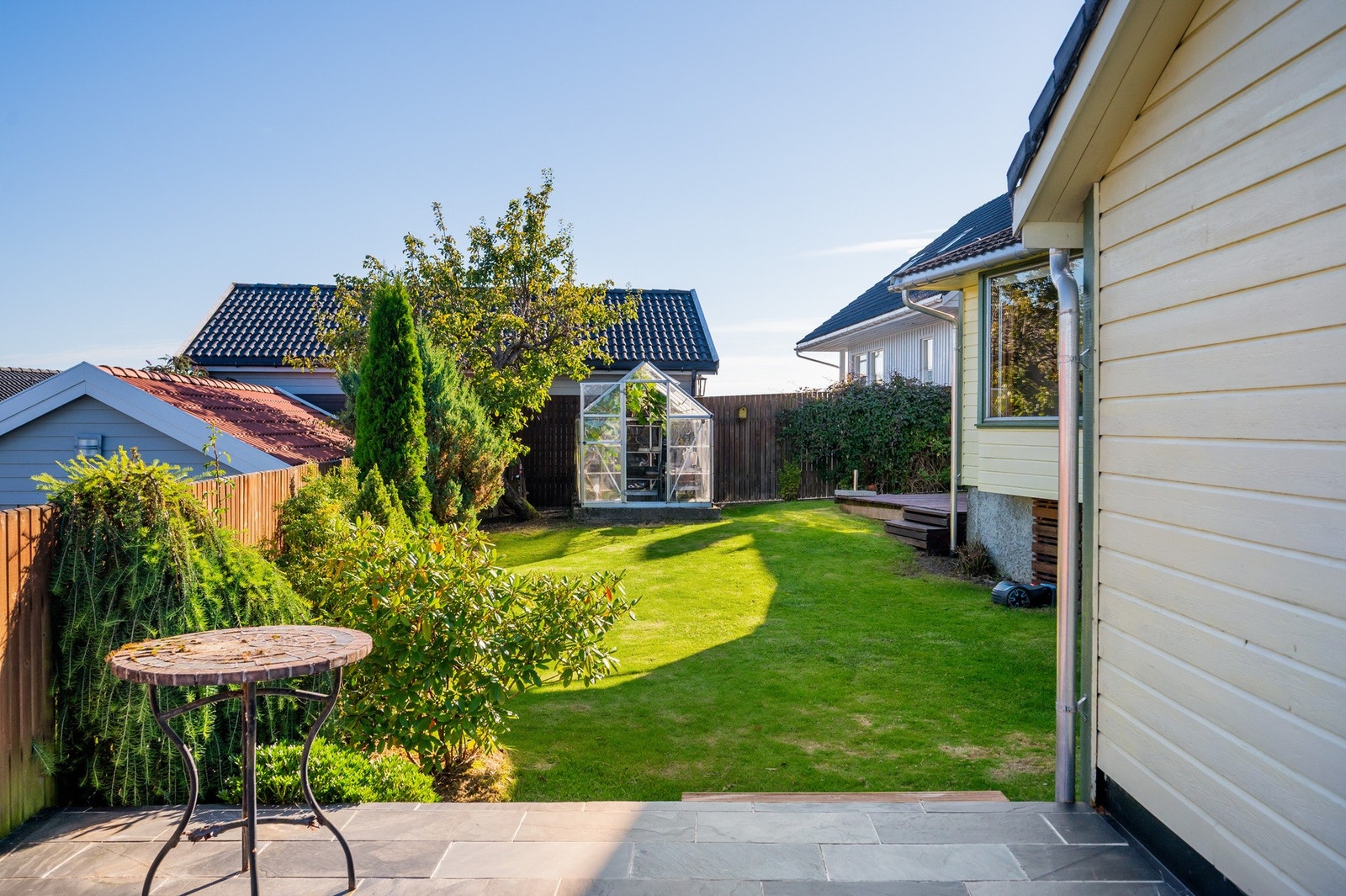 Den hyggelige hagen gir en lun og grønn ramme rundt eiendommen, perfekt for lek, avslapning og koselige hagekvelder. Galleribilde