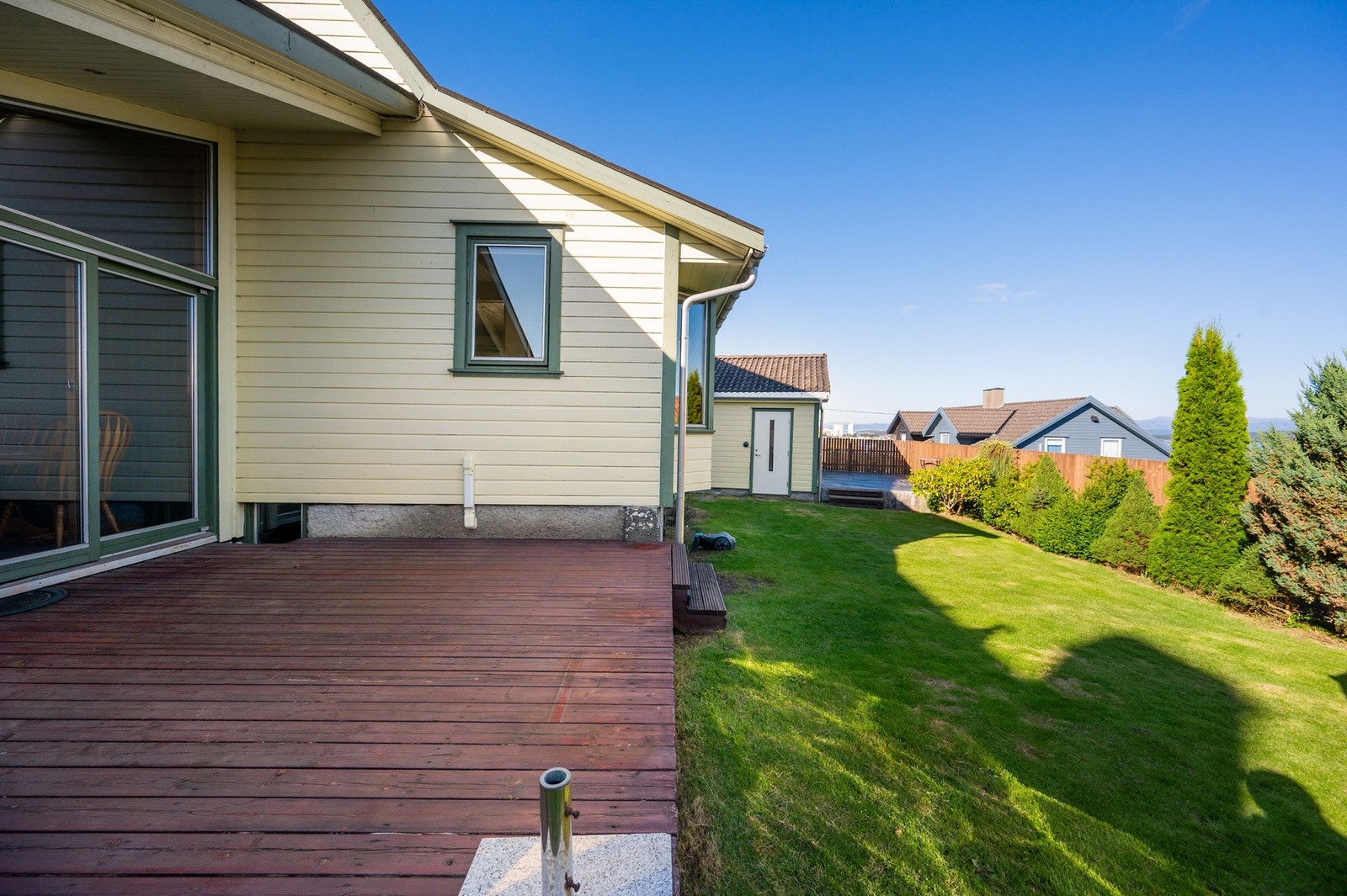 Her kan du nyte lange sommerdager og lune kvelder i et privat og trivelig uteområde. Galleribilde