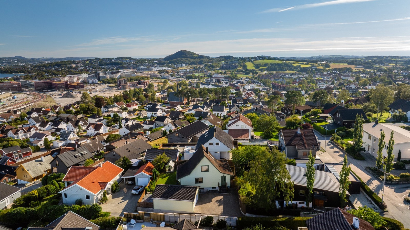 Boligen ligger sentralt til på Hinna, samtidig som det er tilbaketrukket i et rolig og etablert boligområde. Galleribilde