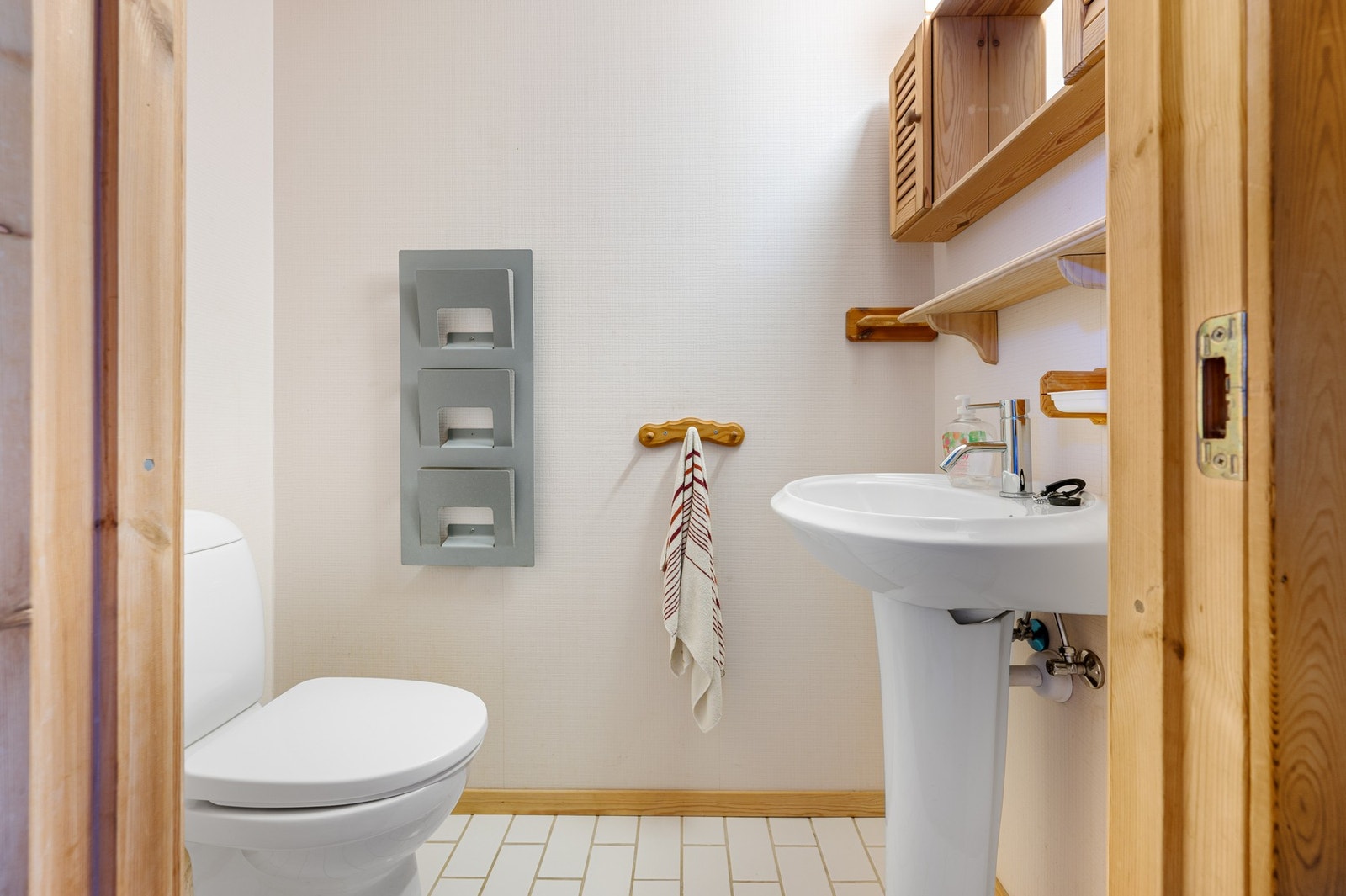 Kjelleren er innredet med et toalettrom. Galleribilde