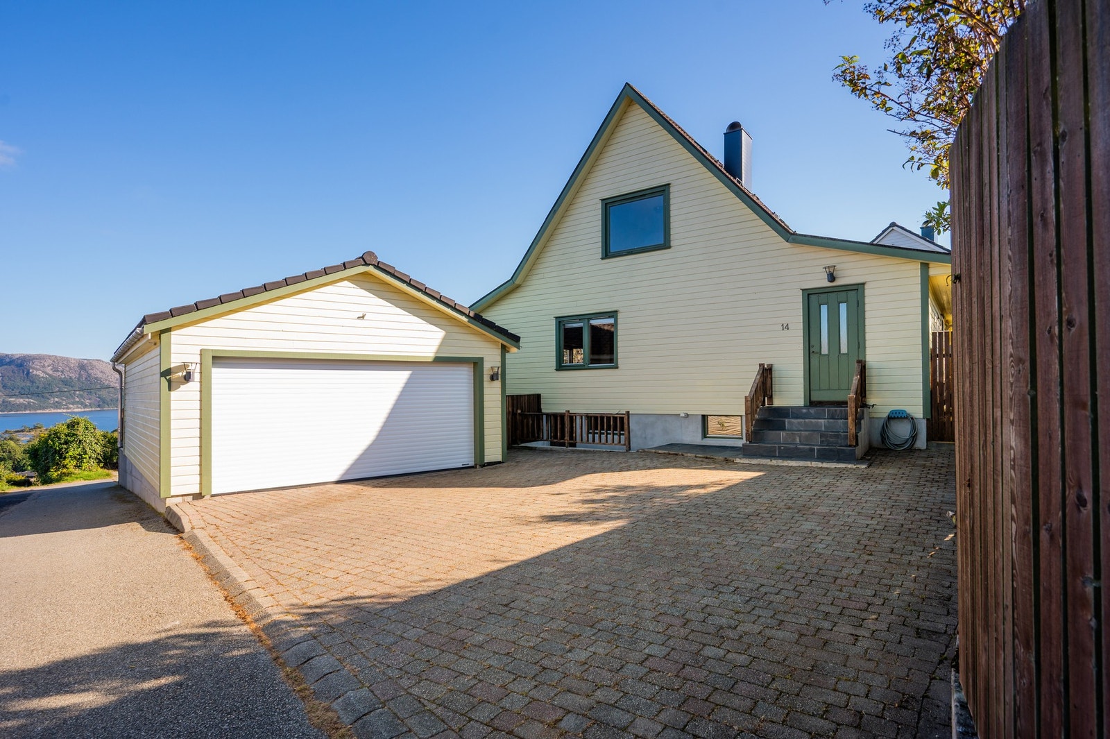 Tomten måler 472 kvm. Dobbel garasje satt opp i 1997. Leddport fra ca. 2022. Galleribilde