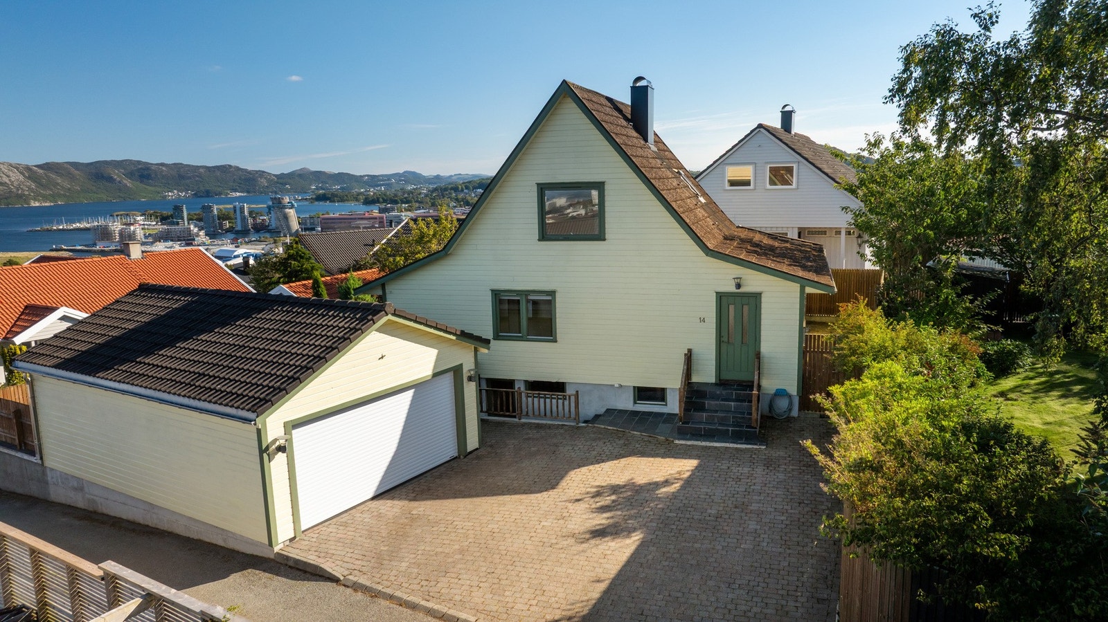 En innholdsrik enebolig med flott beliggenhet i et populært og veletablert boligområde på Hinna. Galleribilde
