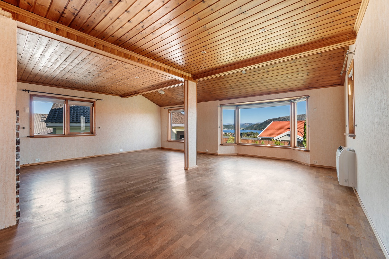 De store vindusflatene slipper inn rikelig med dagslys, som skaper en luftig og åpen følelse i rommet Galleribilde