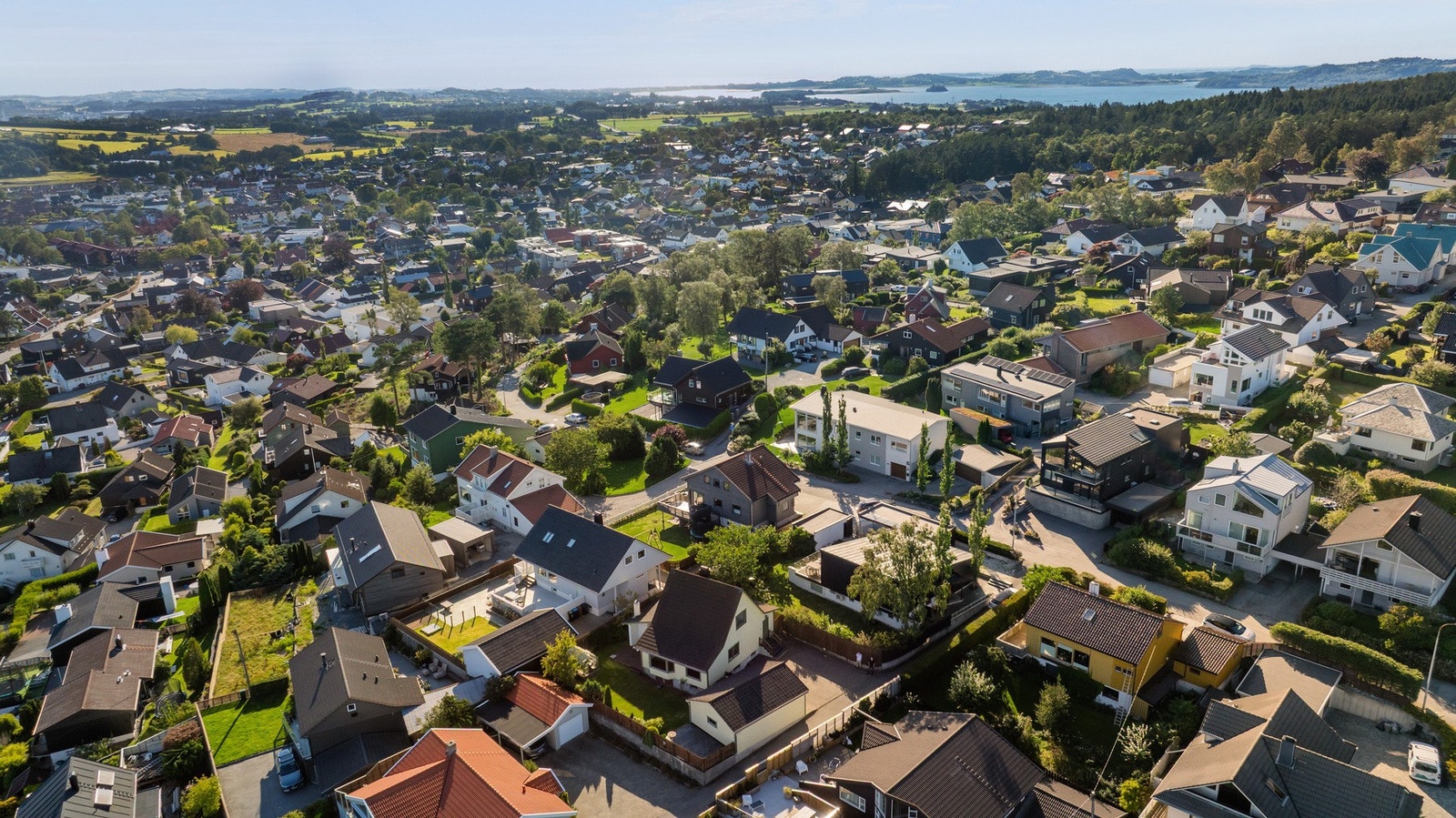 Det er heller ikke langt til Jåttåvågen hvor du blant annet finner Viking stadion, flere restauranter/kaféer, helsetjenester og ikke minst kjøpesenteret Stadionparken med flere butikker, vinmonopol etc. Galleribilde