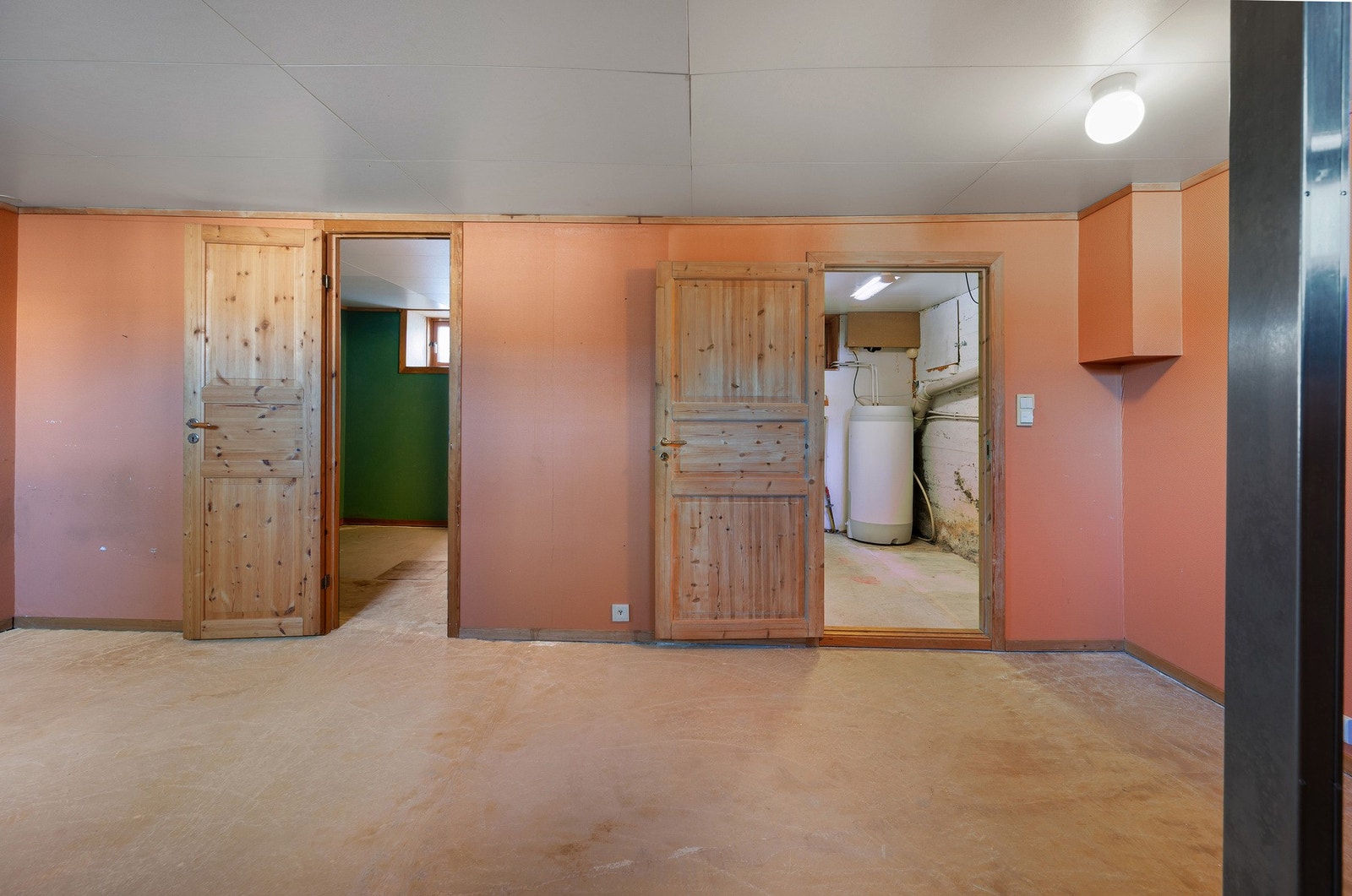 Varmekabler i deler av kjelleren. Vaskerom. Bi-inngang. Galleribilde