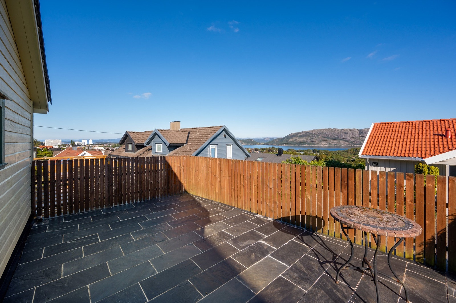 Terrasseplatting oppført i betong, belagt med skifer-fliser fra ca.2020. Galleribilde