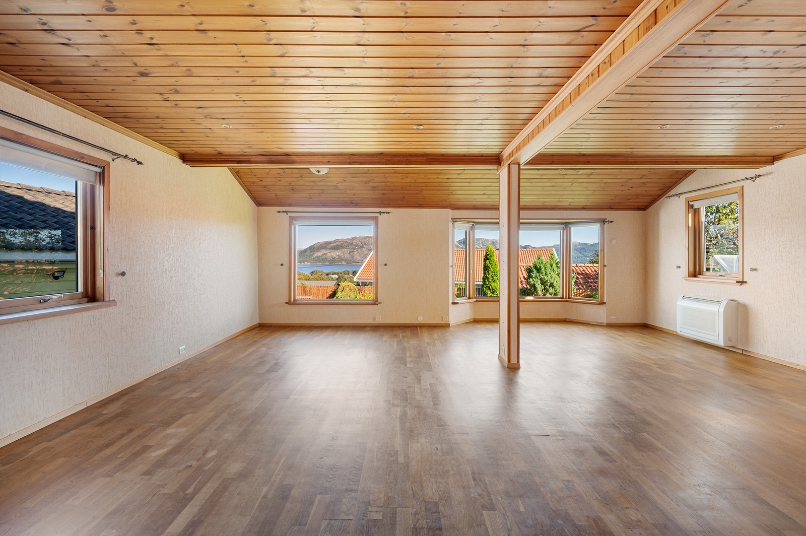 Boligen går over 3 etasjer og byr på romslige oppholdsarealer, gode soveromsløsninger og en praktisk planløsning. Galleribilde