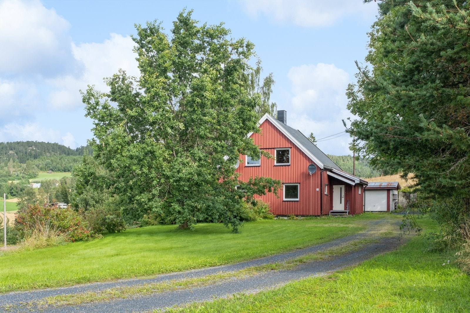 Eiendommen har en stor selveid tomt på hele 2 590m². Galleribilde