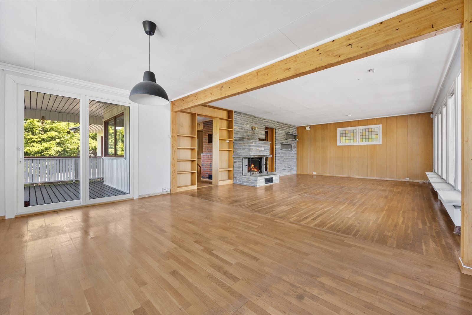 Det er god plass til både sofagruppe og spisebord. Galleribilde