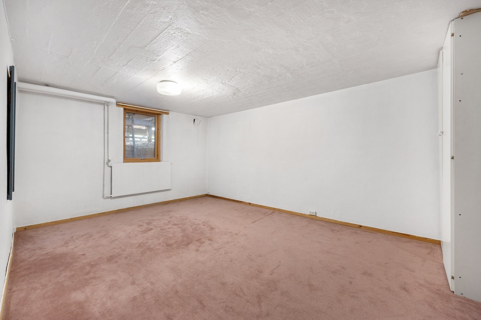 Lyst disponibelt rom i underetasjen - kan brukes som TV-stue, kontor eller hobbyrom. Galleribilde