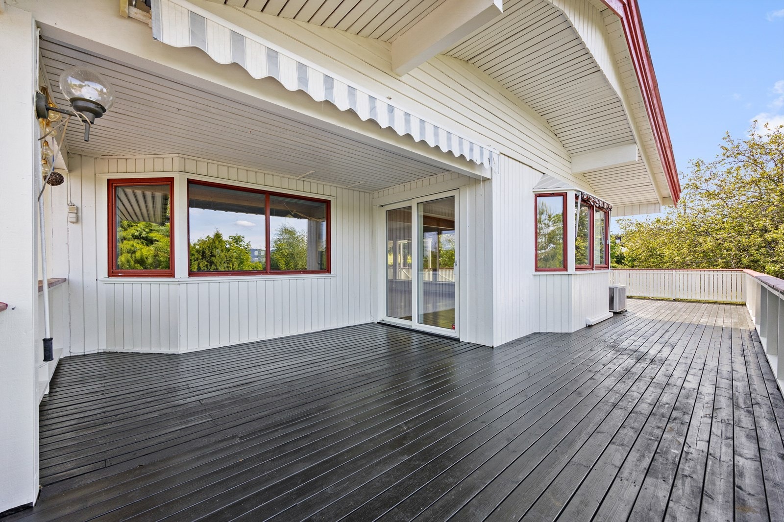 Direkte utgang til verandaen fra stuen. Galleribilde