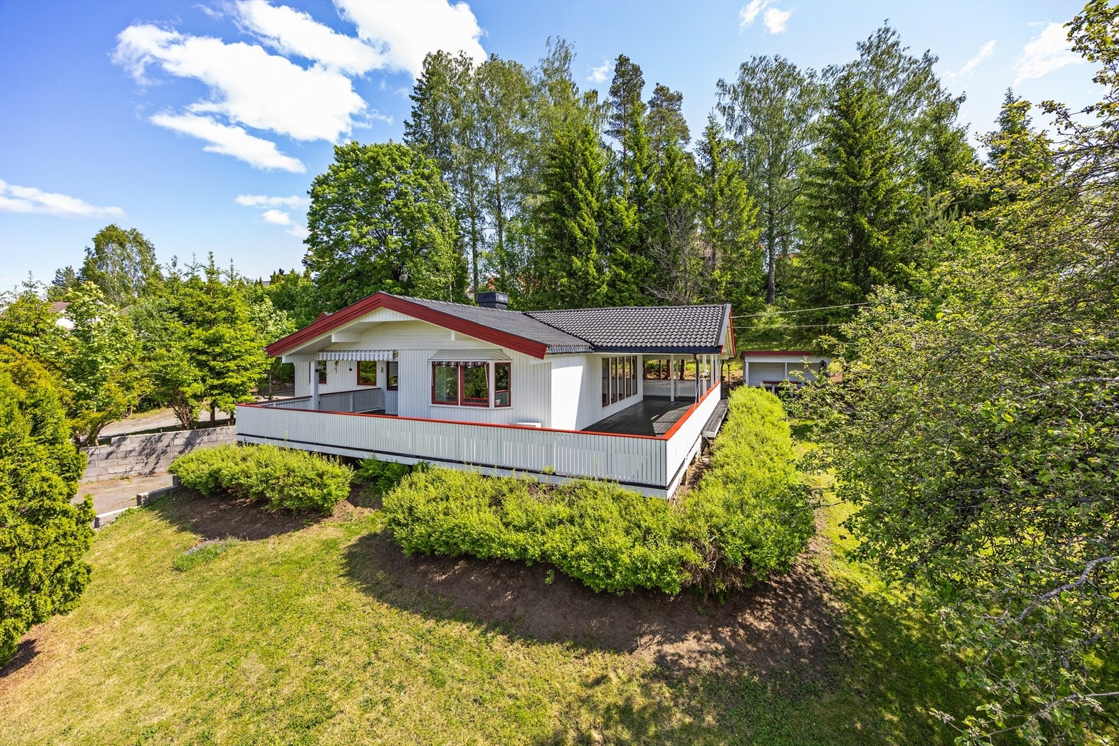 Boligen ligger langs en blindvei med lite trafikk Galleribilde