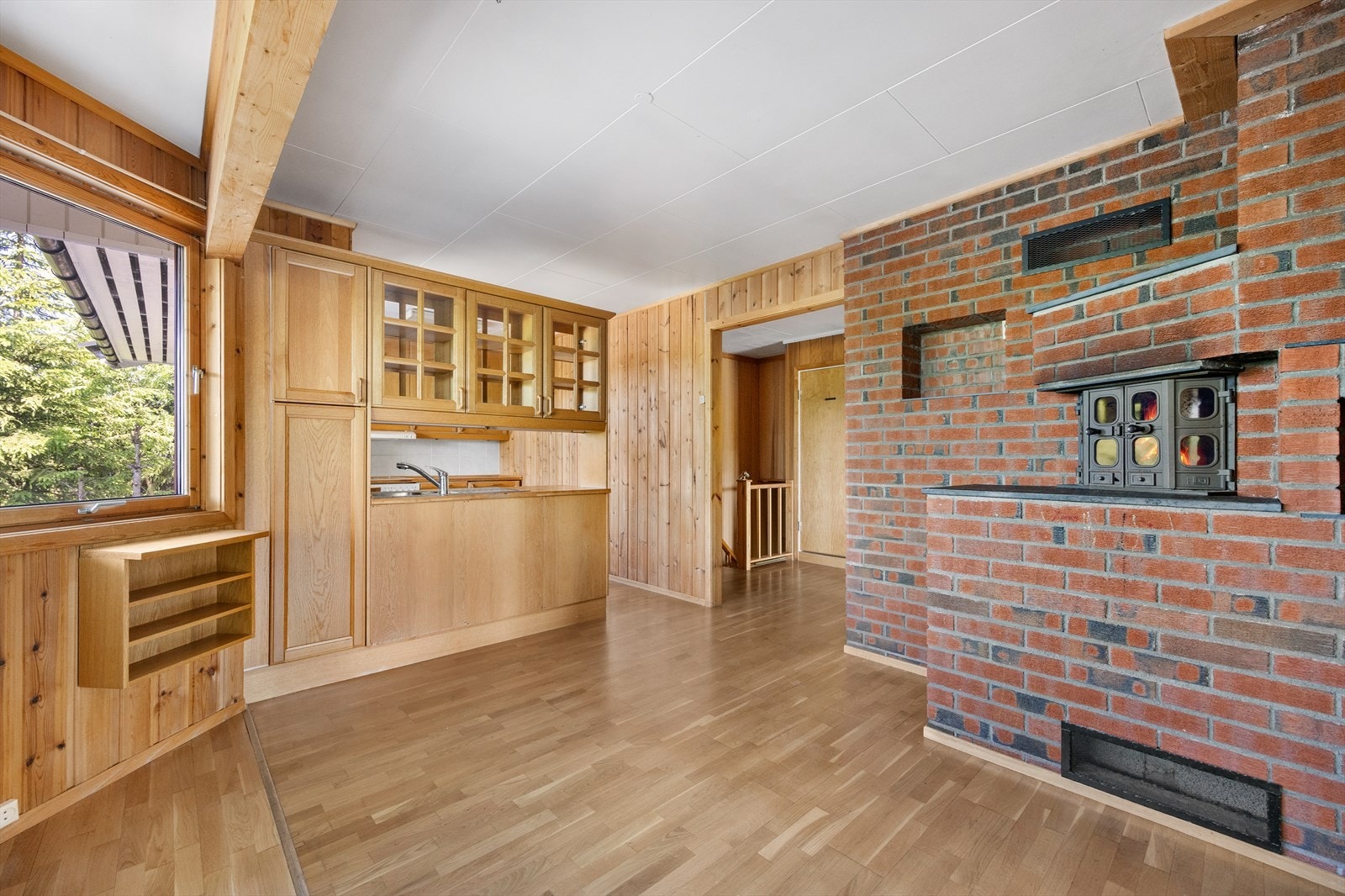 Spisestueavdeling i eget kjøkkenrom med en koselig murt grue. Galleribilde