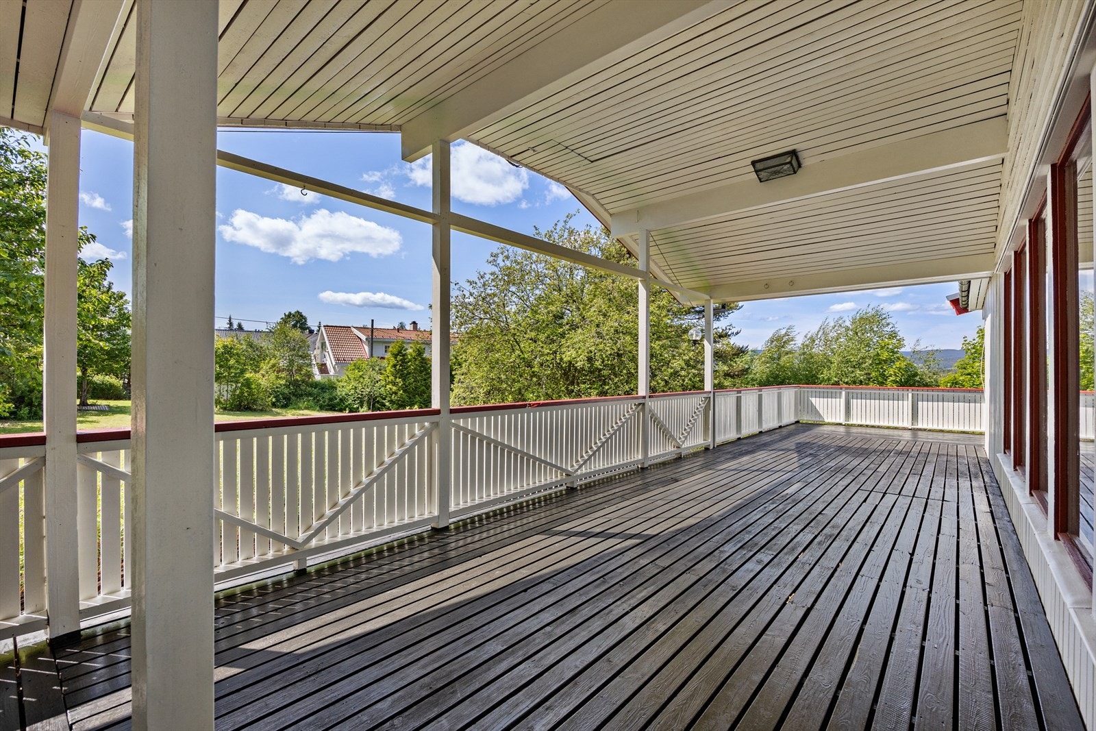 Store deler av verandaen er overbygd med flere lune soner, samt utstyrt med markiser og belysning. Galleribilde