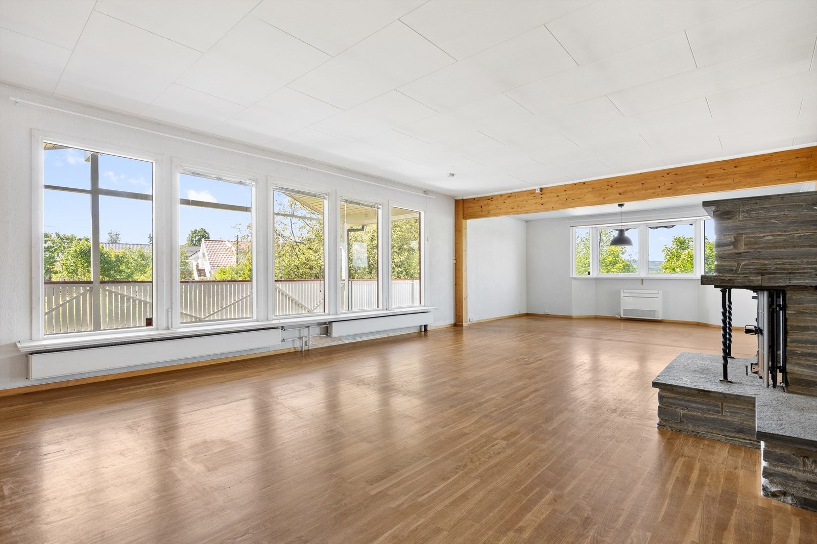 Lys og luftig stue med store vindusflater. Galleribilde