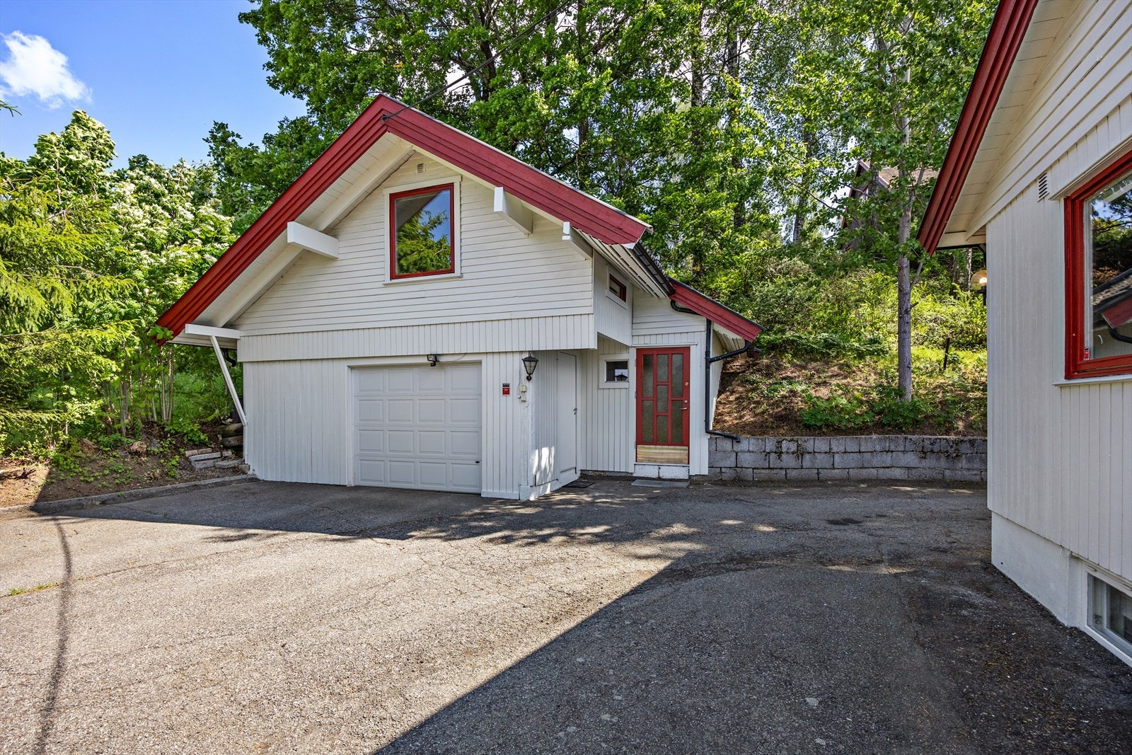 Parkering i enkel garasje og på asfaltert gårdsplass. Dobbelgarasje følger ikke med - se salgsoppgave. Galleribilde