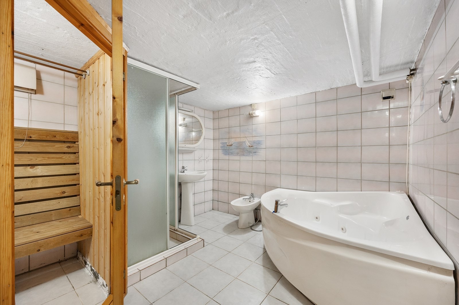 I tillegg til hjørnebadekar er det tilgang til badstue. Galleribilde