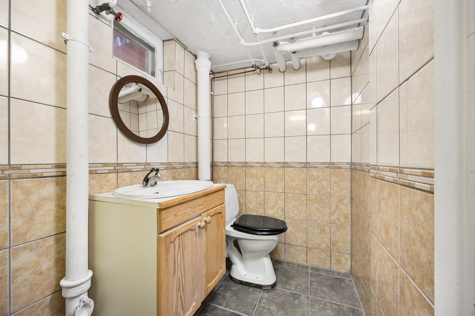 Toalettrom med flislagte vegger og gulv. Galleribilde