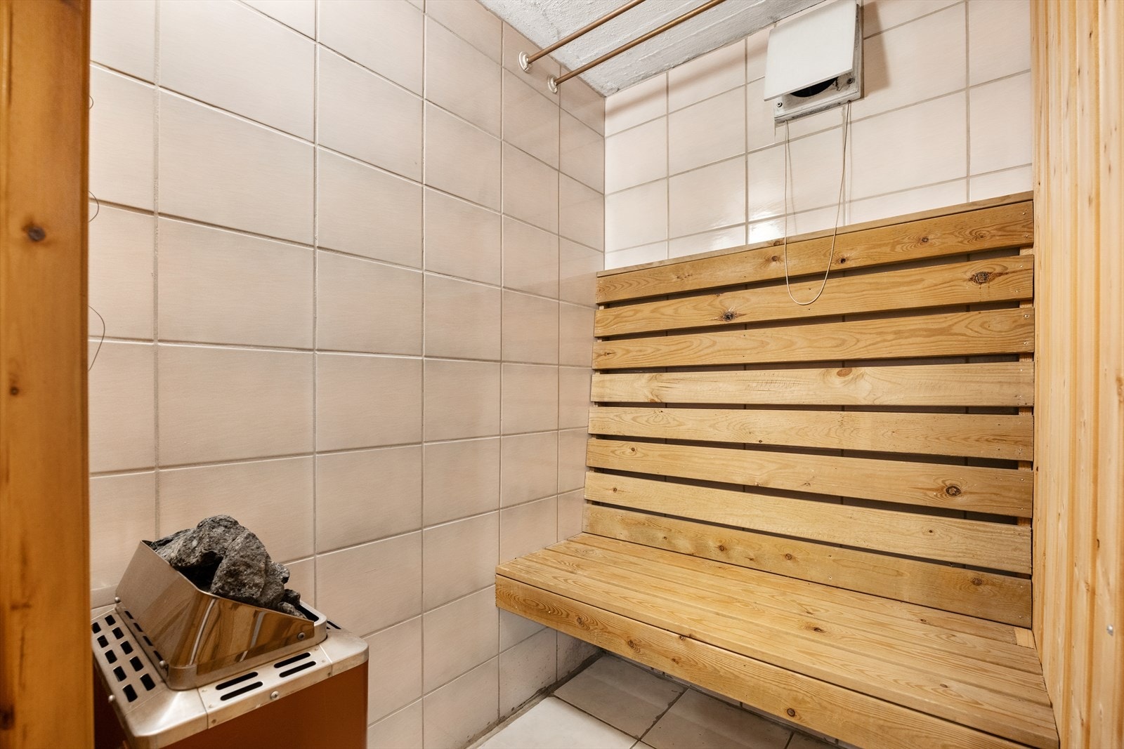 Badstuen har trebenk og elektrisk badstuovn. Galleribilde