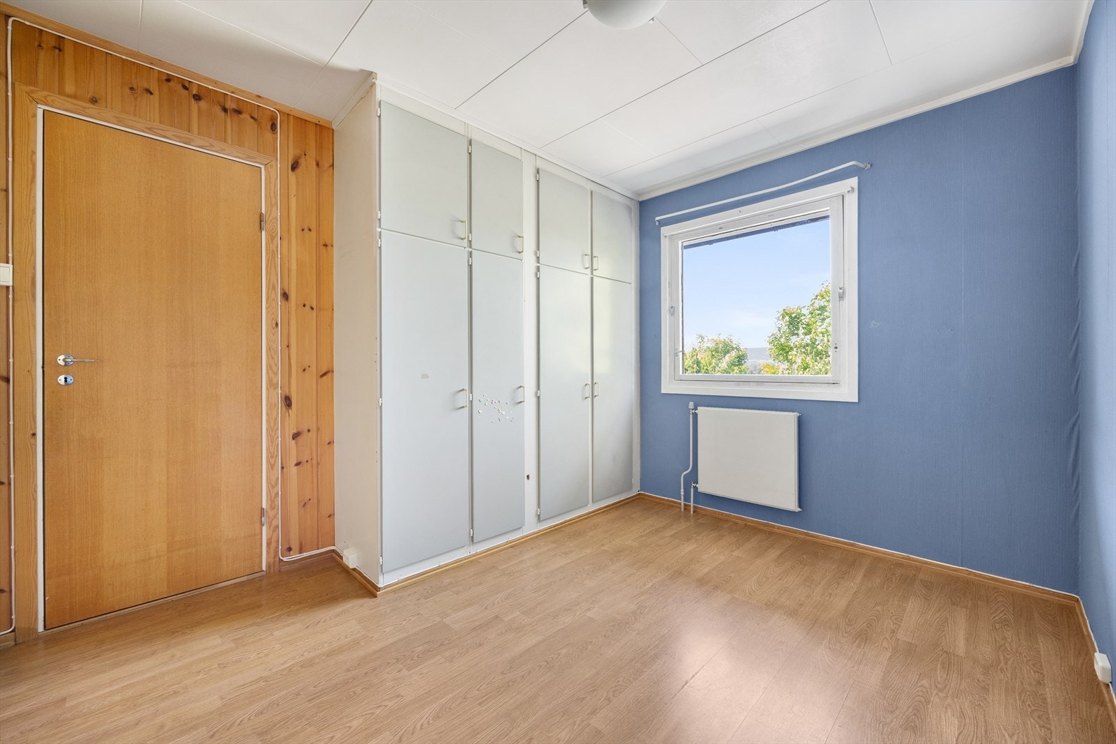 Soverommene har plass til dobbeltseng, nattbord og skrivepult i tillegg til garderobeløsning. Galleribilde