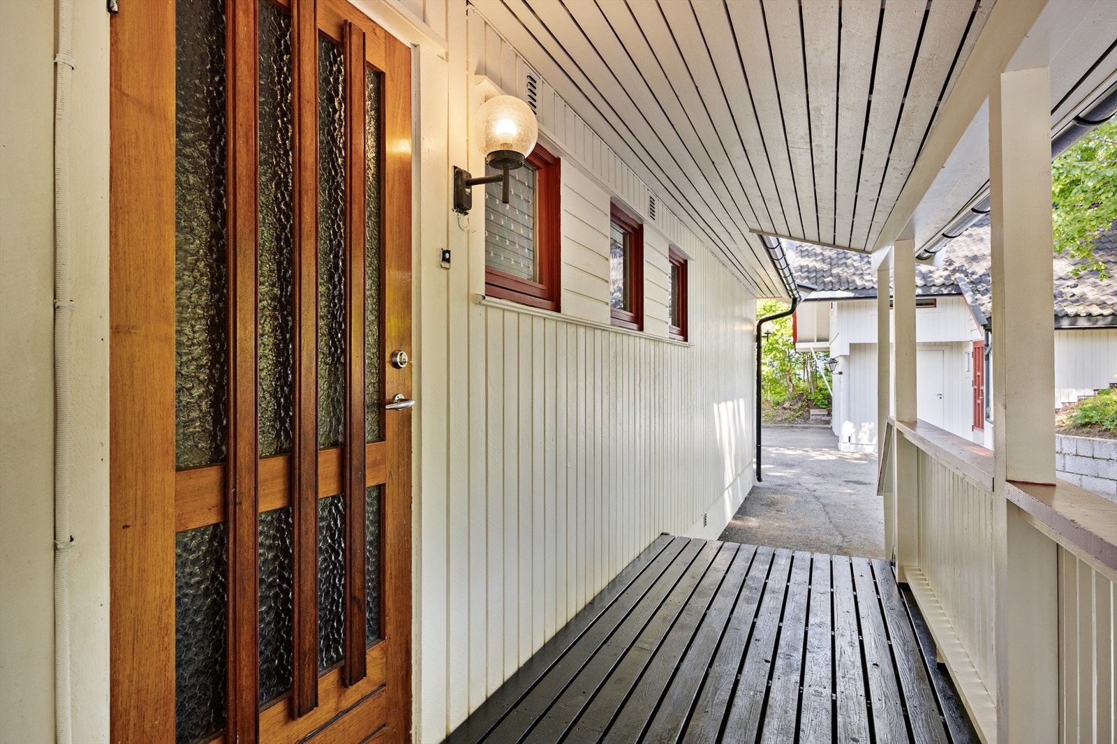 Trivelig overbygd inngangsparti med plass til kafésett. Galleribilde