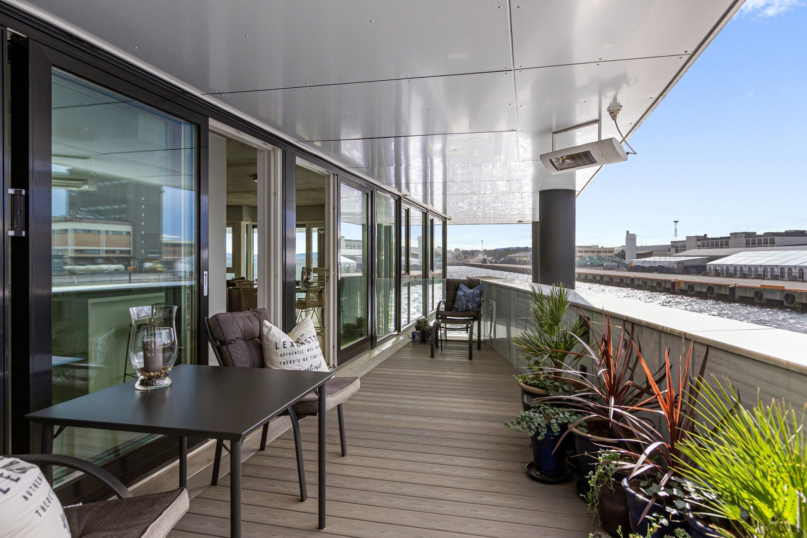 Nordvendt og overbygd terrasse på ca. 21 m², med adkomst både fra stue/kjøkken og soverom. Galleribilde