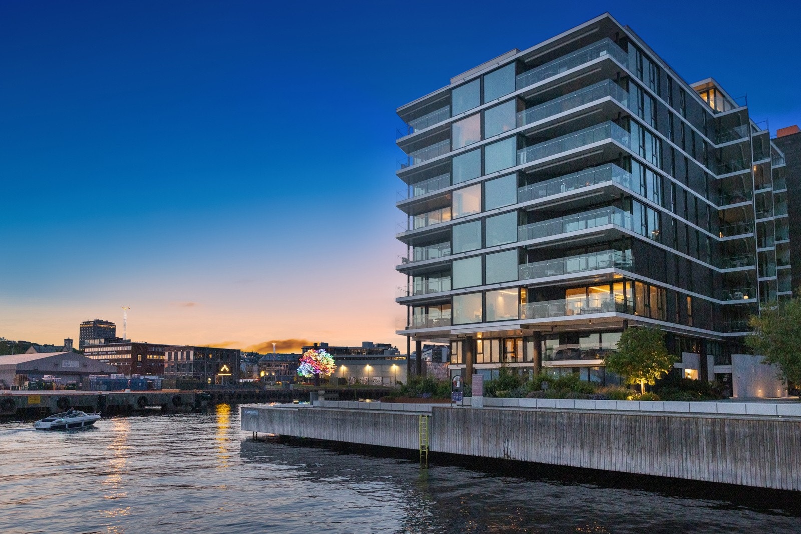 Båttrafikken og den levende havnefronten skaper en dynamisk og inspirerende utsikt som stadig endres med årstidene. Galleribilde