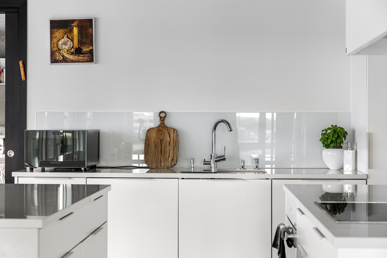 Kjøkkeninnredningen har profilerte/glatte fronter og her er det rikelig med benkeplass samt gode oppbevaringsmuligheter i under- og enkelte overskap. Galleribilde