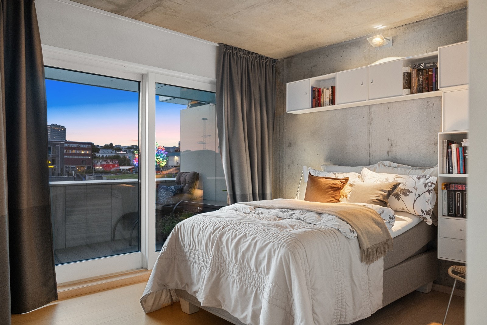En suite - Store vindusflater med flott utsikt mot Filipstad og det indre området av Tjuvholmen. Galleribilde