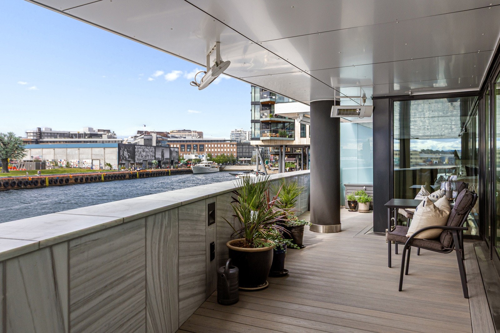 I 2023 ble terrassens marmorvegg fagmessig renset, og det ble lagt nytt vedlikeholdsfritt Fiberon terrassegulv. Galleribilde