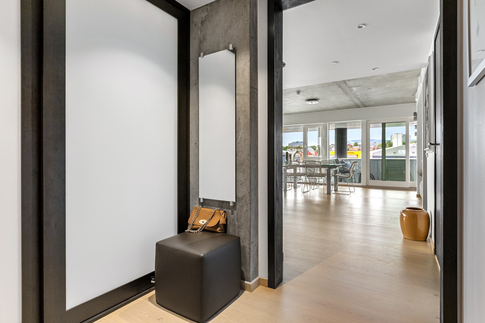 I 2023 ble det installert nye LED-downlights i entré, kjøkken og stue, som kan styres via app på smarttelefon. Galleribilde