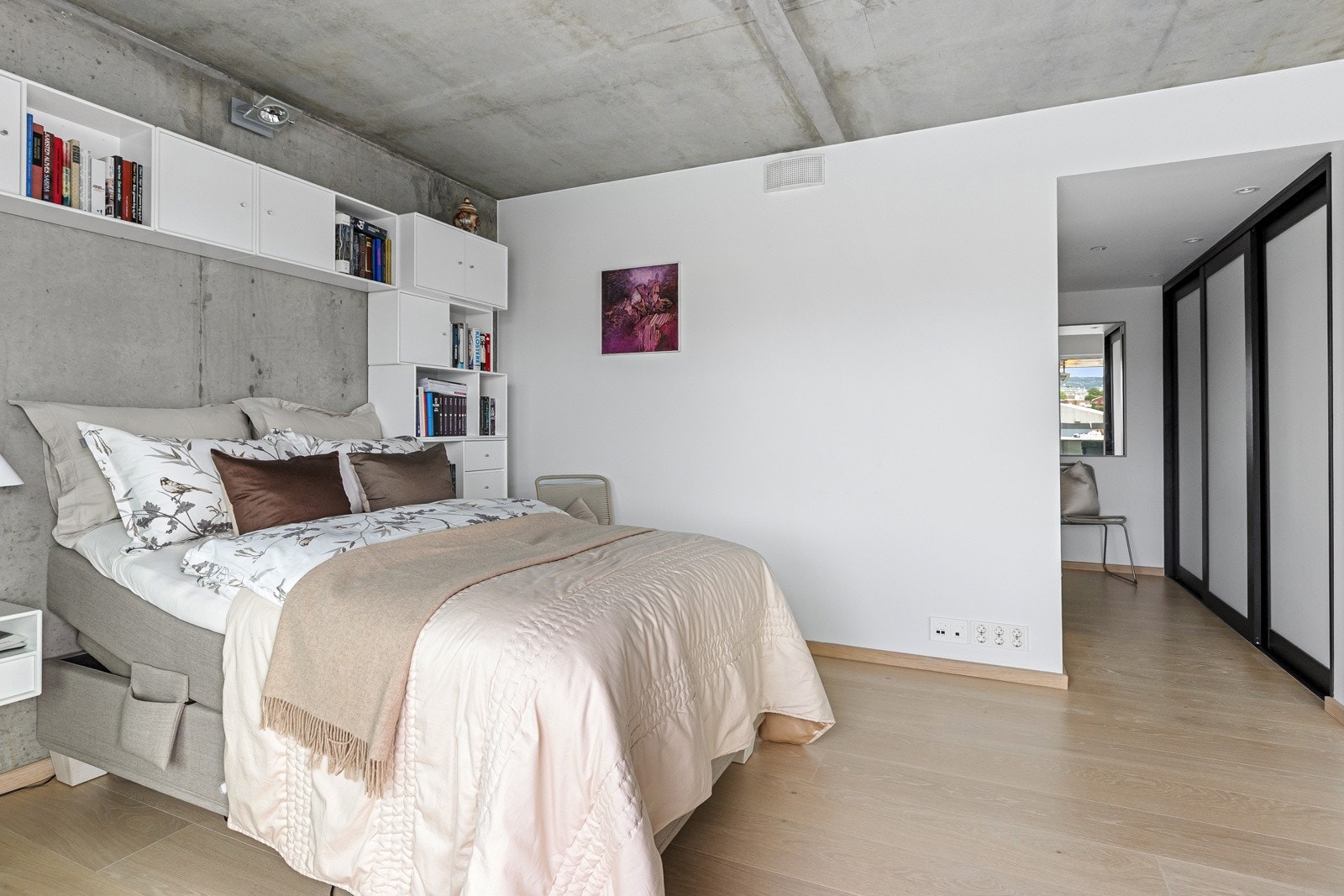 En suite - Soverommet er tilknyttet både walk-in closet og master bad, noe som gir en gjennomført og funksjonell løsning med en suite-følelse. Galleribilde