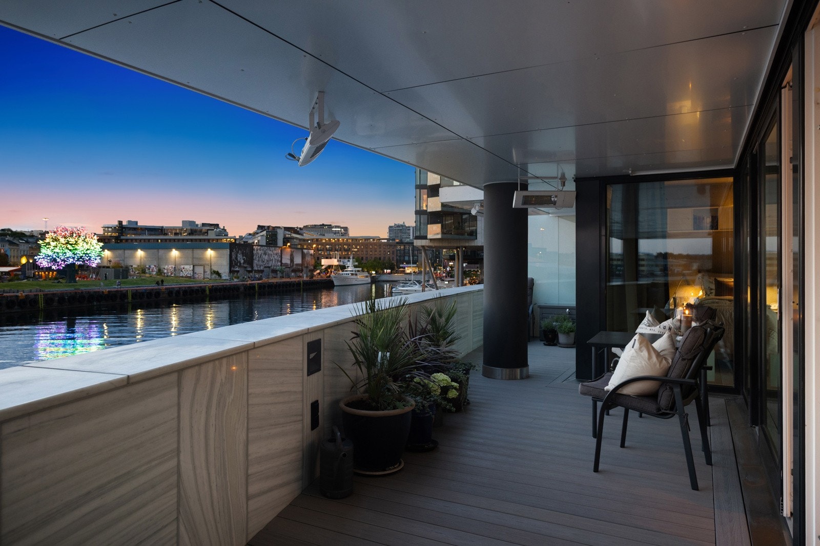Terrassen har god plass til lounge, spisebord, grill, solstoler eller annet ønskelig utemøblement, og det er installert to varmelamper. Galleribilde