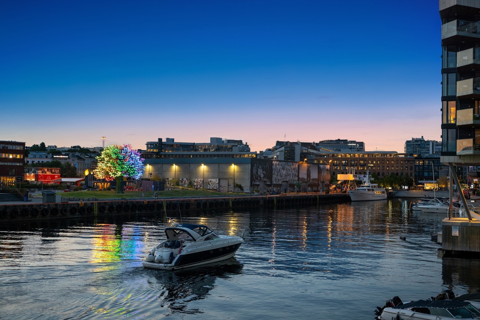 Her bor du bokstavelig talt på vannkanten, med spektakulær utsikt over Oslofjorden, Bygdøynes og øyene utenfor. Galleribilde