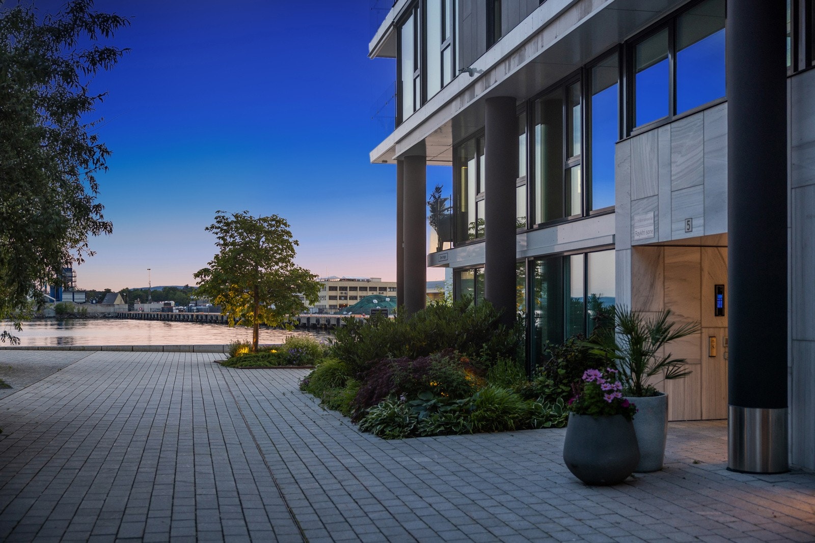 Tjuvholmen fremstår som en bilfri oase midt i byen, og området er kjent internasjonalt for sin moderne og unike arkitektur. Galleribilde