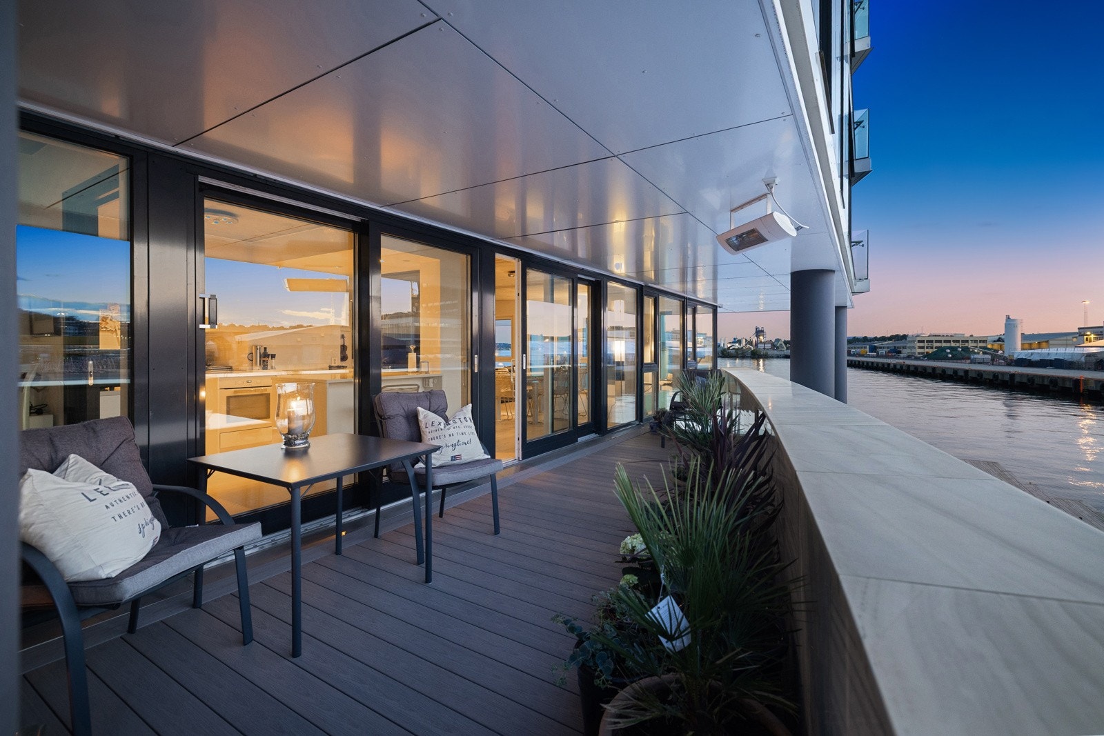 Leilighetn byr på en terrases på hele 21 kvm med spektakulære utsiktsforhold! Galleribilde
