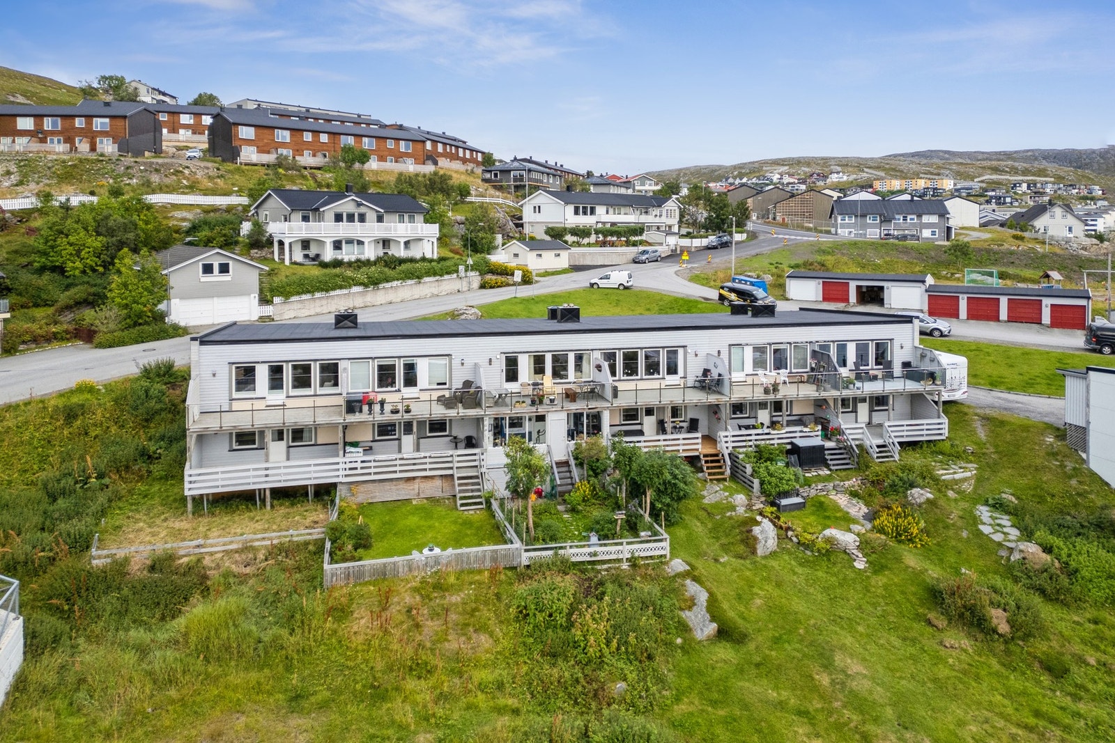 Eiendommen ligger i et etablert og familievennlig boligområde på Fuglenes. Galleribilde