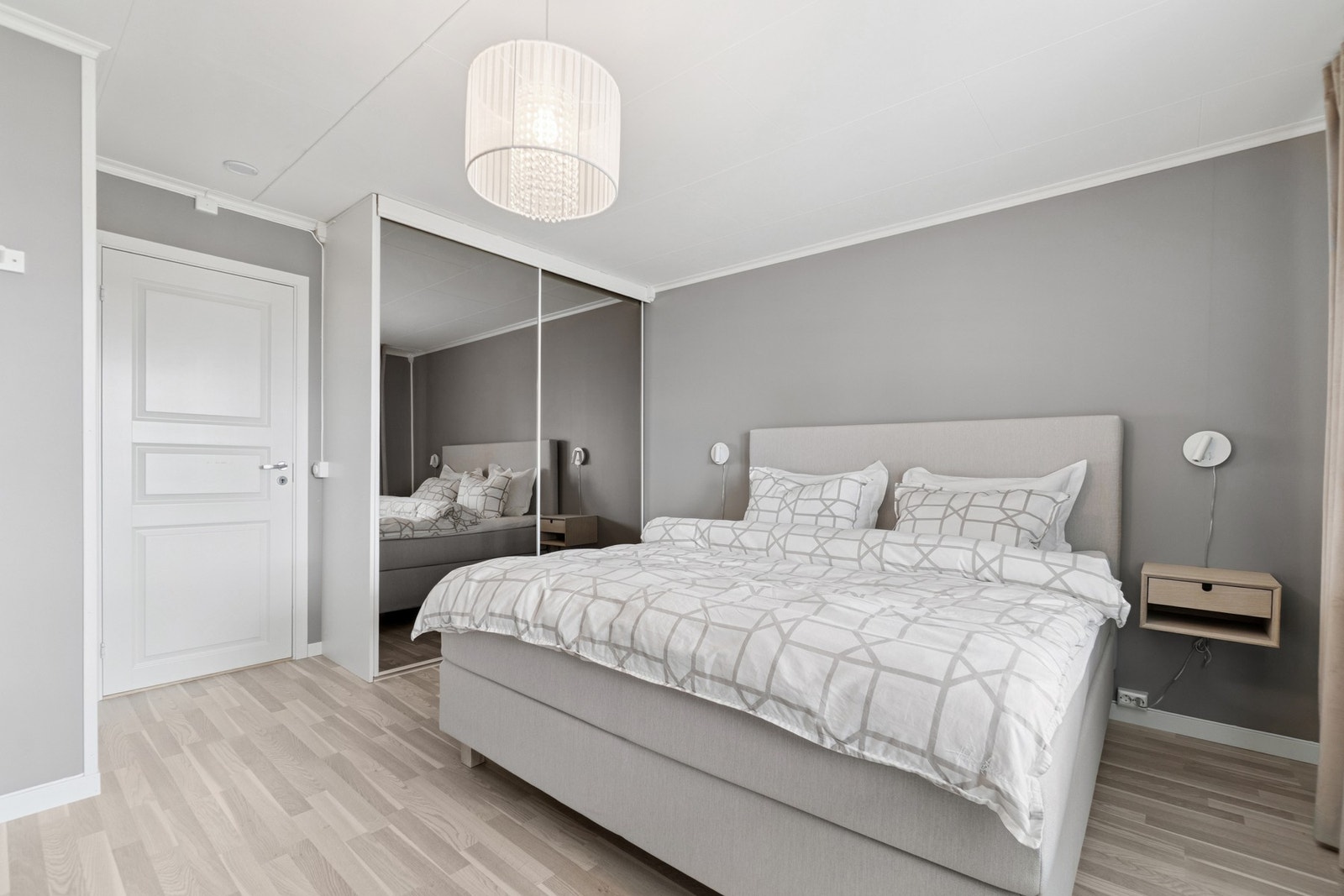 Hovedsoverommet er noe større og har adkomst til boligens terrasse i bakkant, samt skyvedørsgarderobe med speildører. Galleribilde