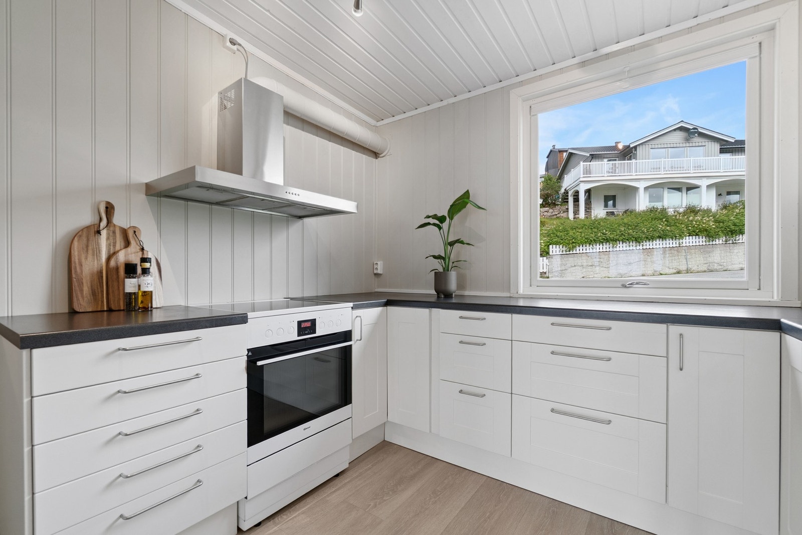 Kjøkkeninnredningen er fra IKEA og har tidløse hvite fronter og en sort benkeplate, og rikelig med oppbevaringsplass i skuffer og overskap. Galleribilde