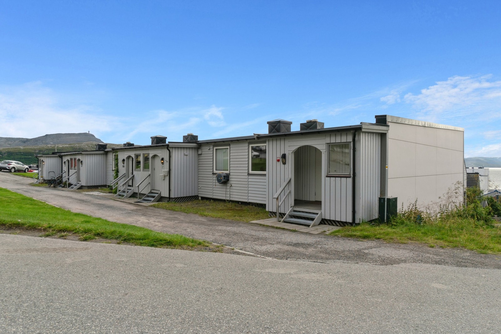 Boligen ligger i slutten av rekkehuset, og har et overbygget inngangsparti som verner mot vær og vind. Galleribilde