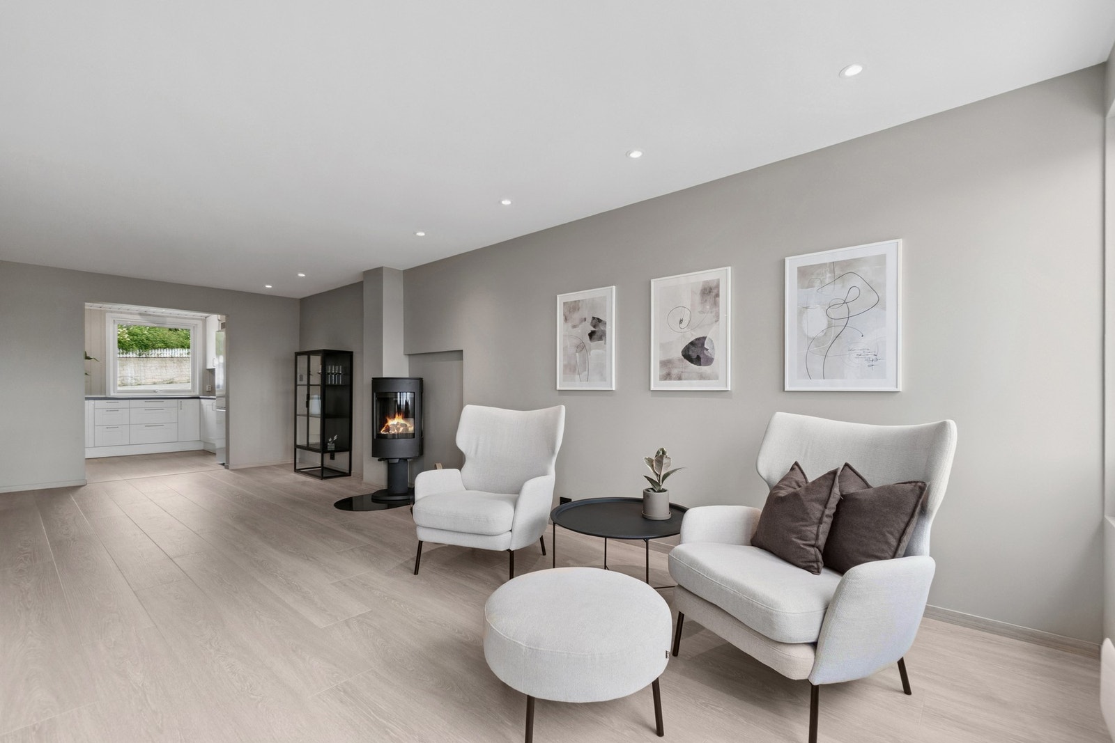 I stuen er det også en nyere vedovn for hygge og varme på kaldere årstider Galleribilde