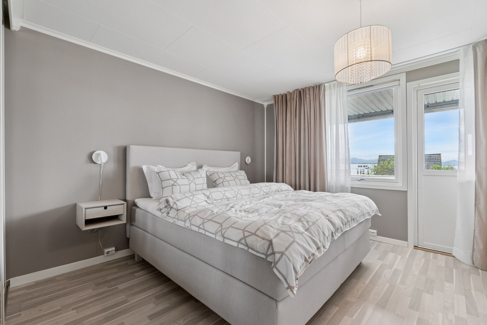 Soverommene er i underetasjen og ligger vegg-i-vegg med hverandre. Galleribilde