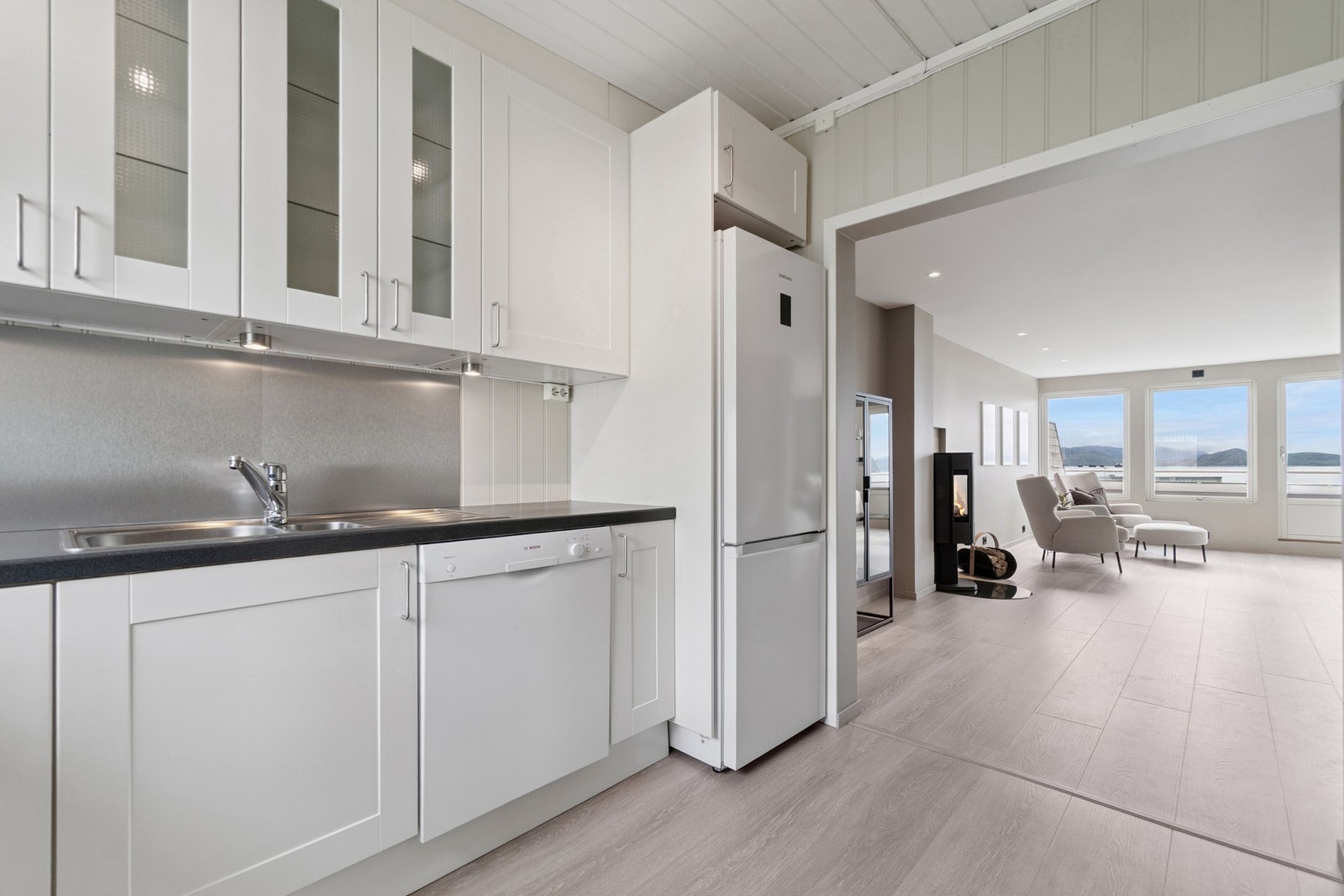 Komfyr, kombiskap og oppvaskmaskin medfølger handelen. Galleribilde