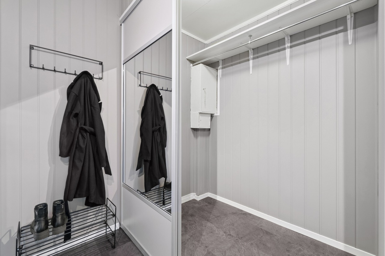 Skyvedørene gir en stilren og ryddig oppbevaring av klær og øvrig utstyr. Galleribilde